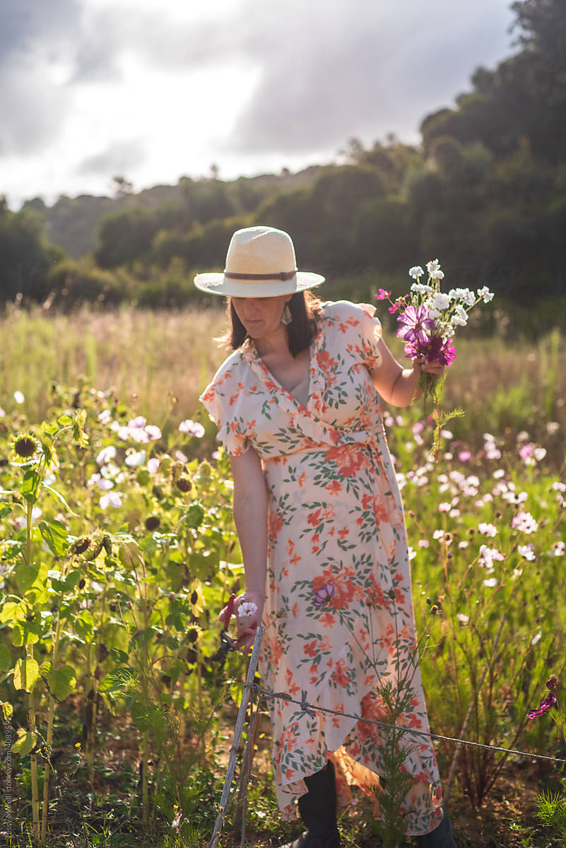 Maternity lifestyle portrait at work in the flower field