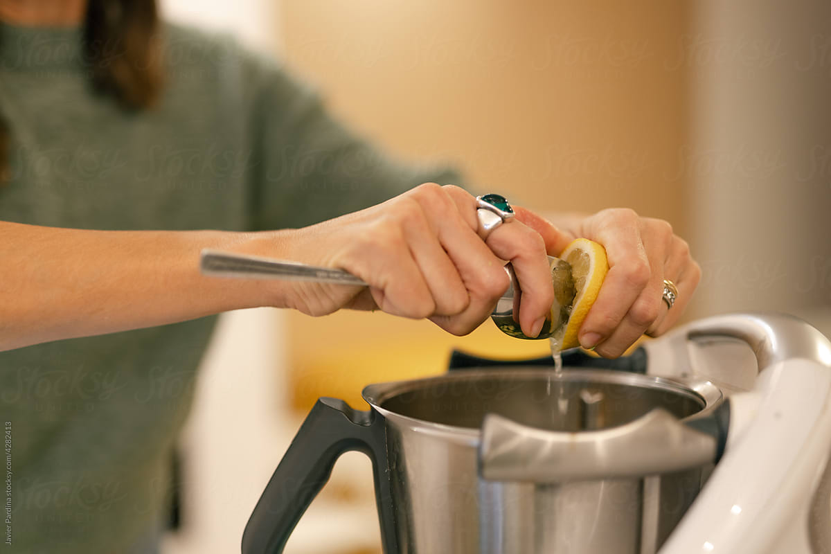 Adding lemon to kitchen robot to prepare juice