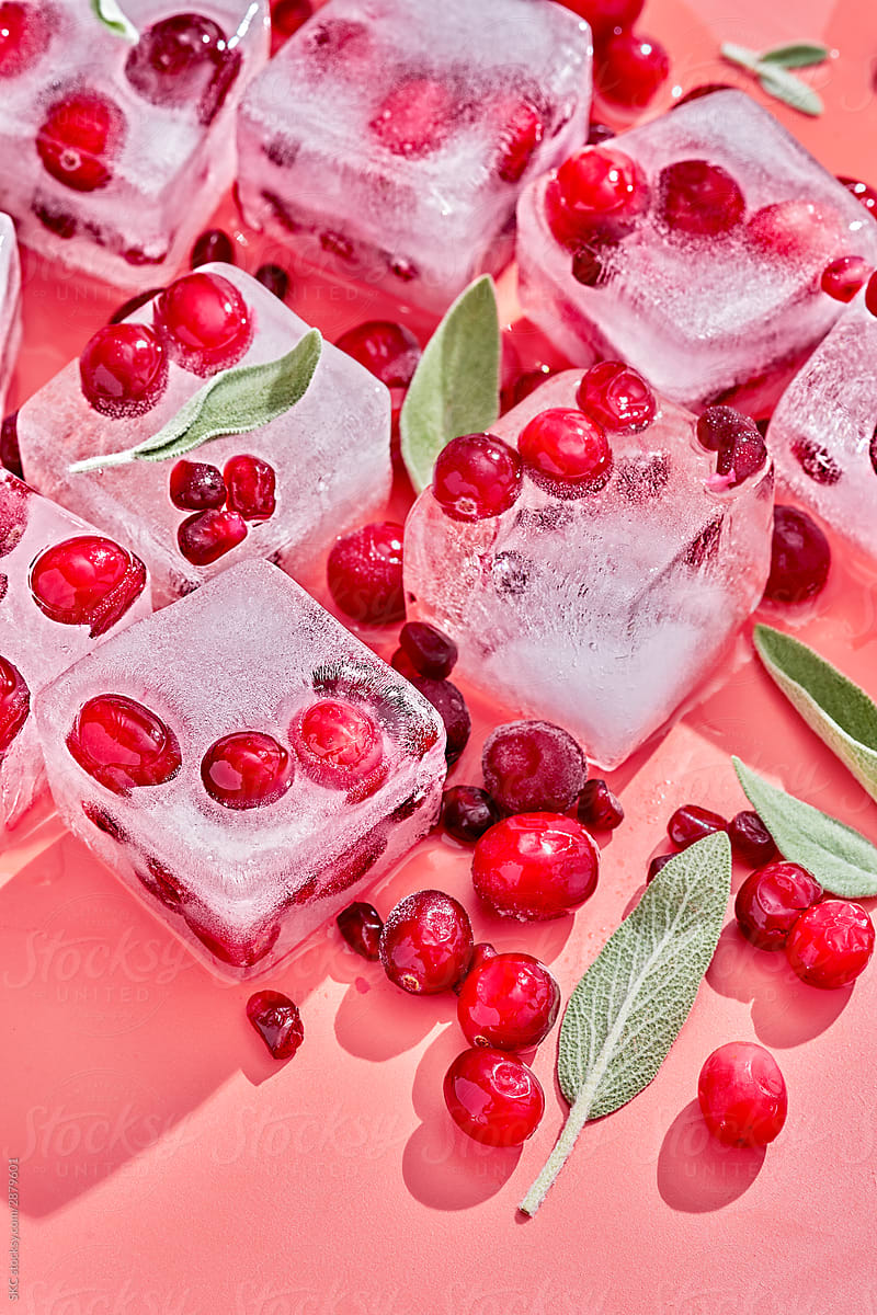«Festive Holiday Cocktail Ice On Pink» del colaborador de Stocksy «SKC ...