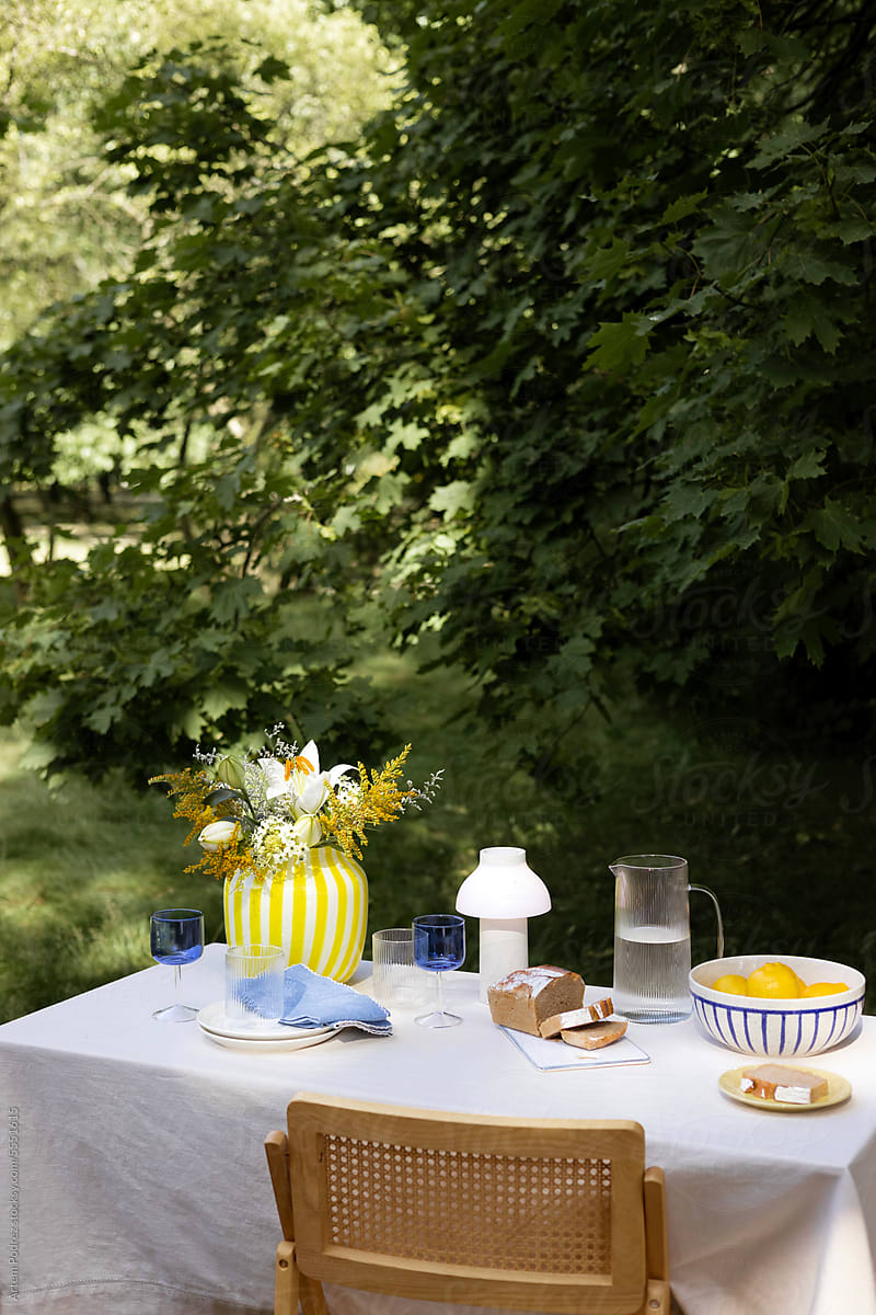 A table with modern decorations for an outdoor picnic.