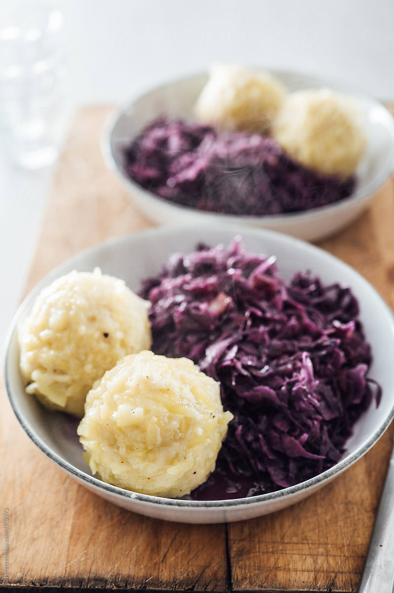Potato dumplings with red cabbage
