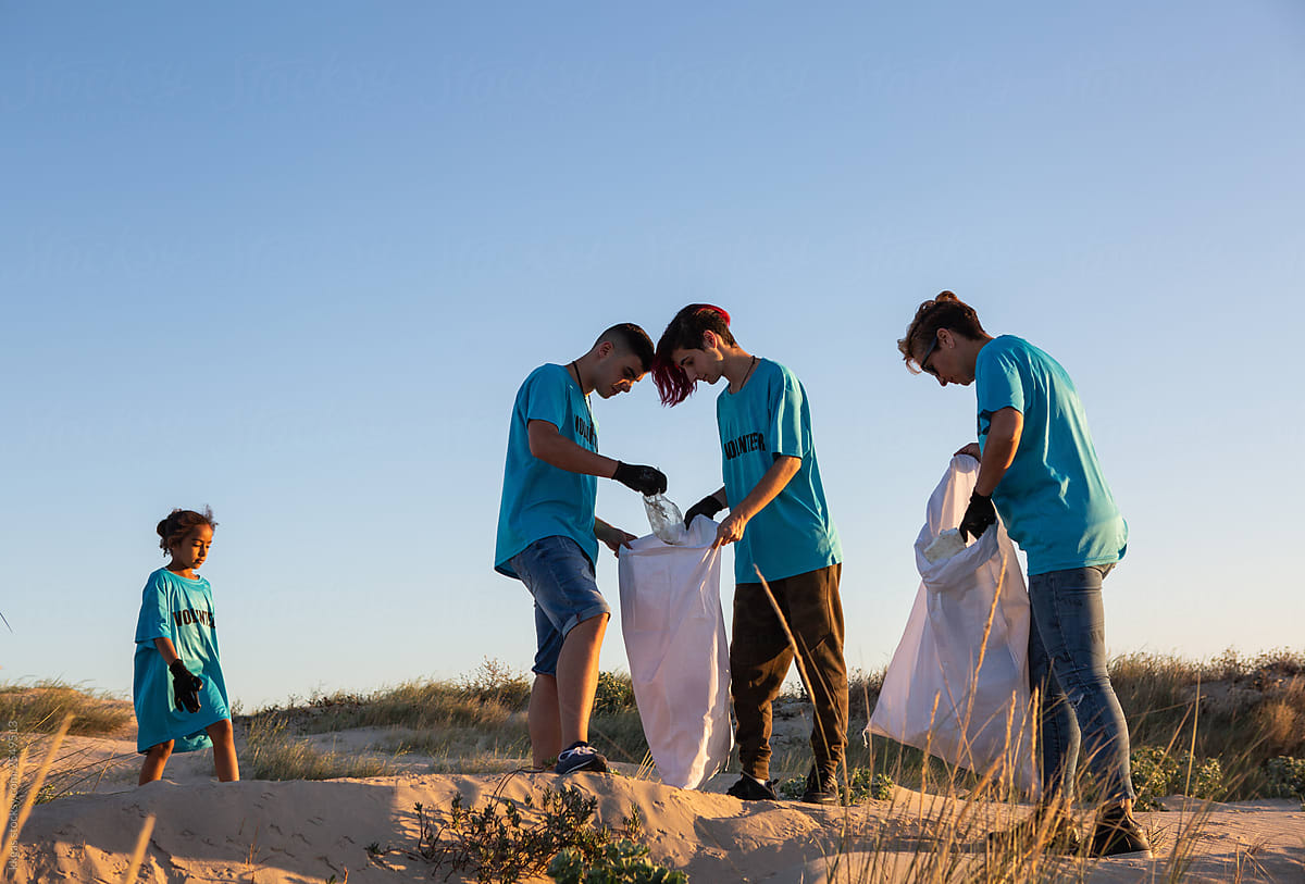 Volunteer beach clean up