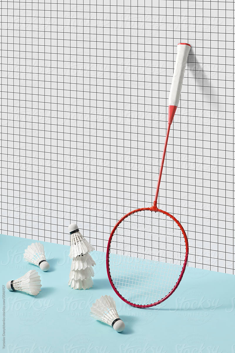 Vertical badminton racket with feathered shuttlecocks.