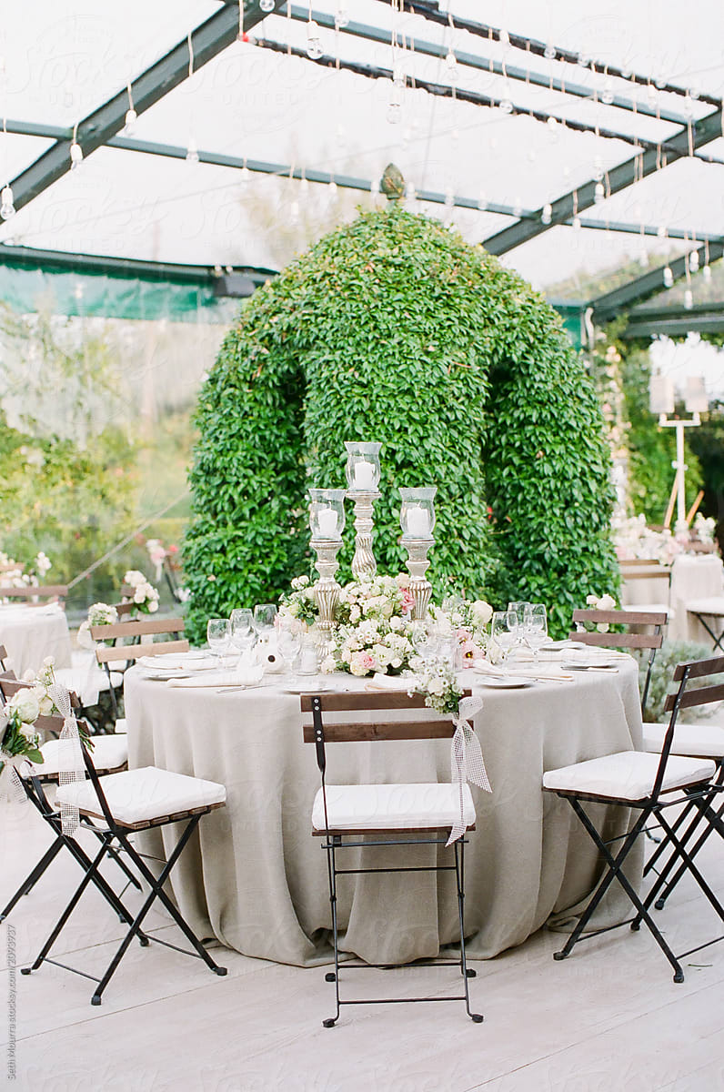 An elegant Italian wedding Reception in a clear marquee