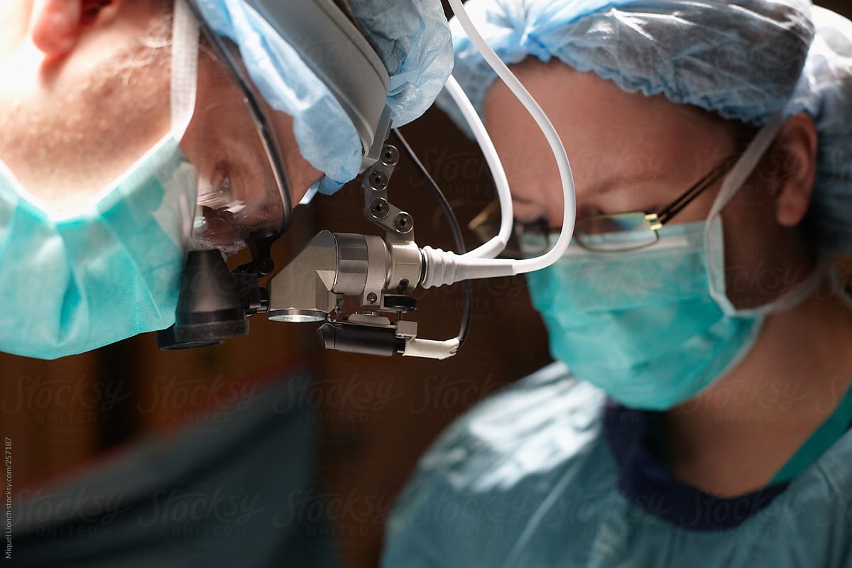 Surgeon operating with optical fiber vision system
