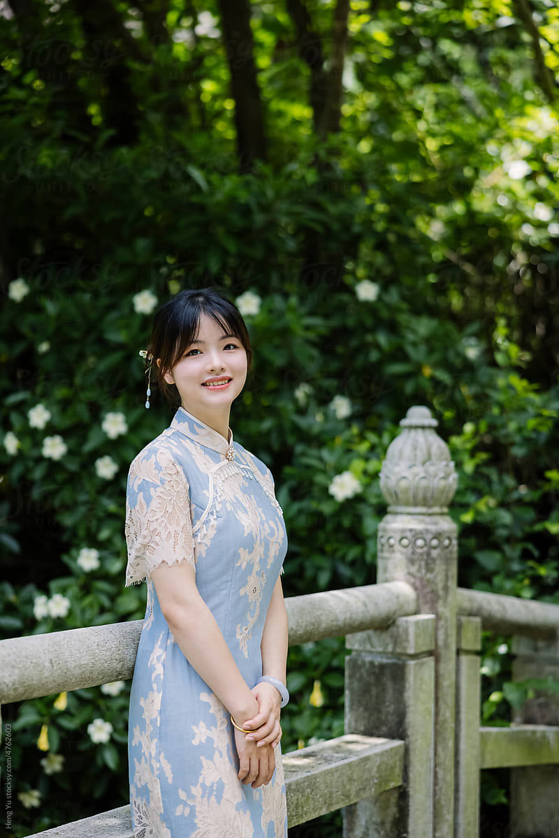 Chinese woman wearing traditional clothes