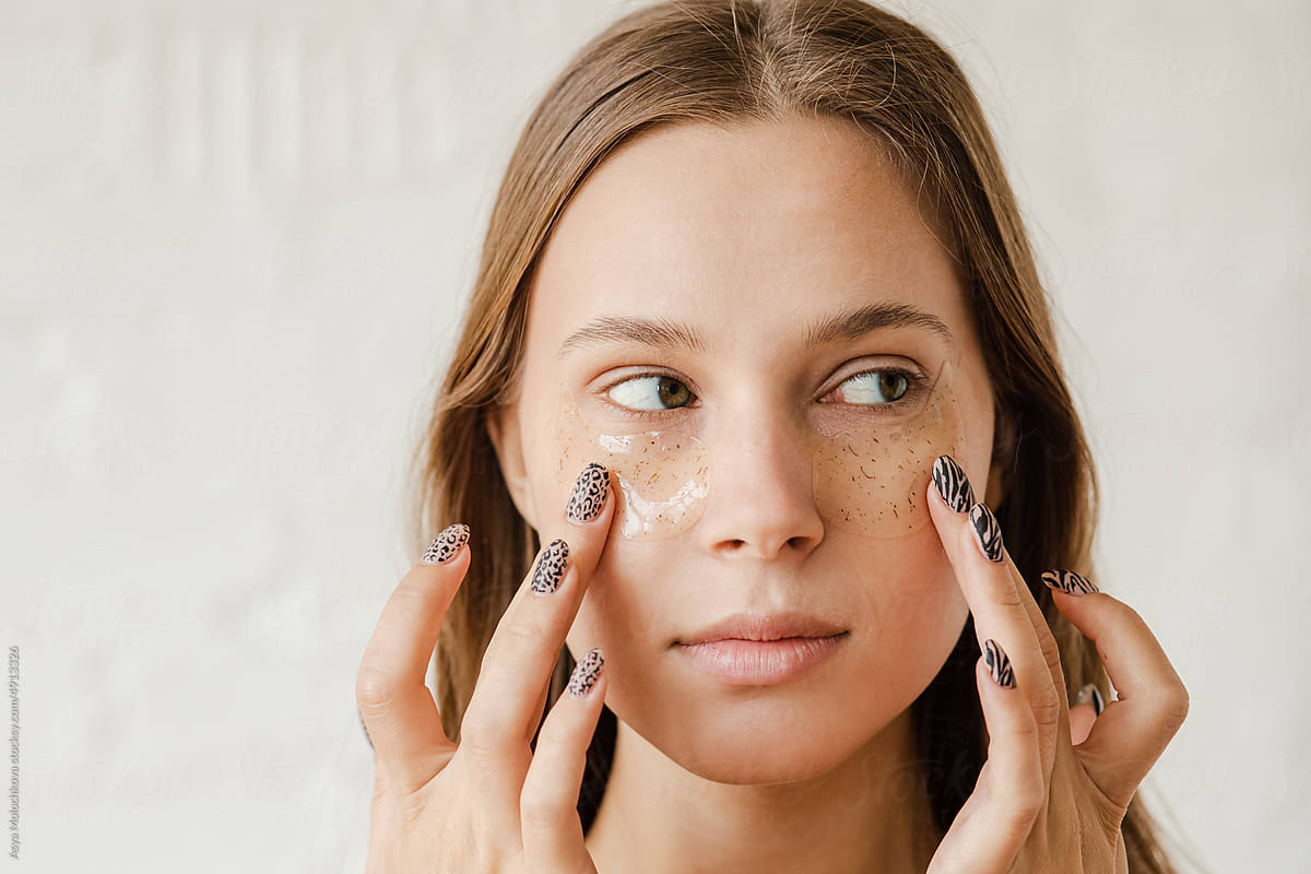 Using patches under eyes for skin