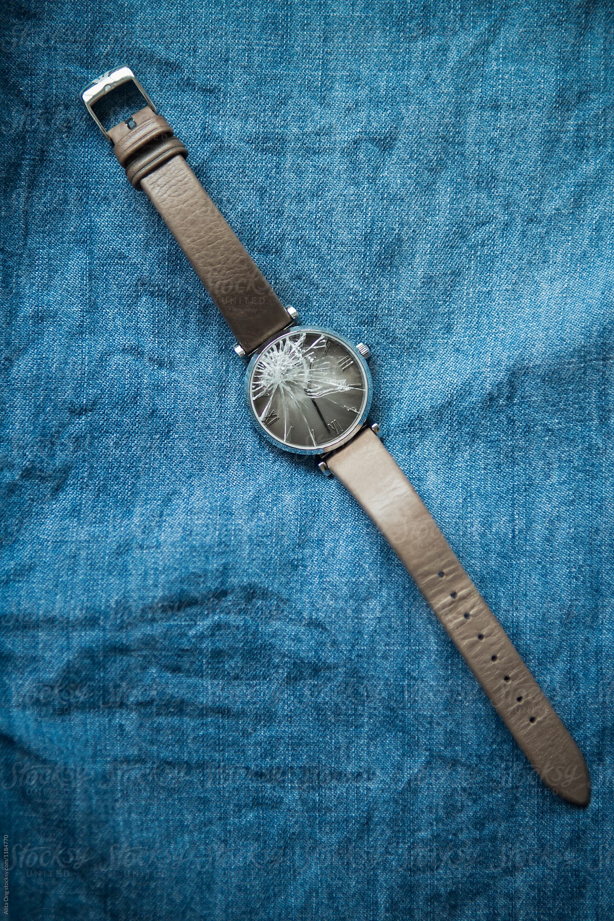 Broken Wrist Watch Its Glass Shattered Damaged Bracelet – Stock Editorial  Photo © Cavan #412919350
