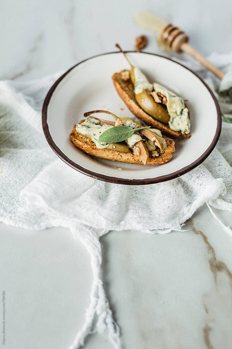Sandwich with pear and blue cheese