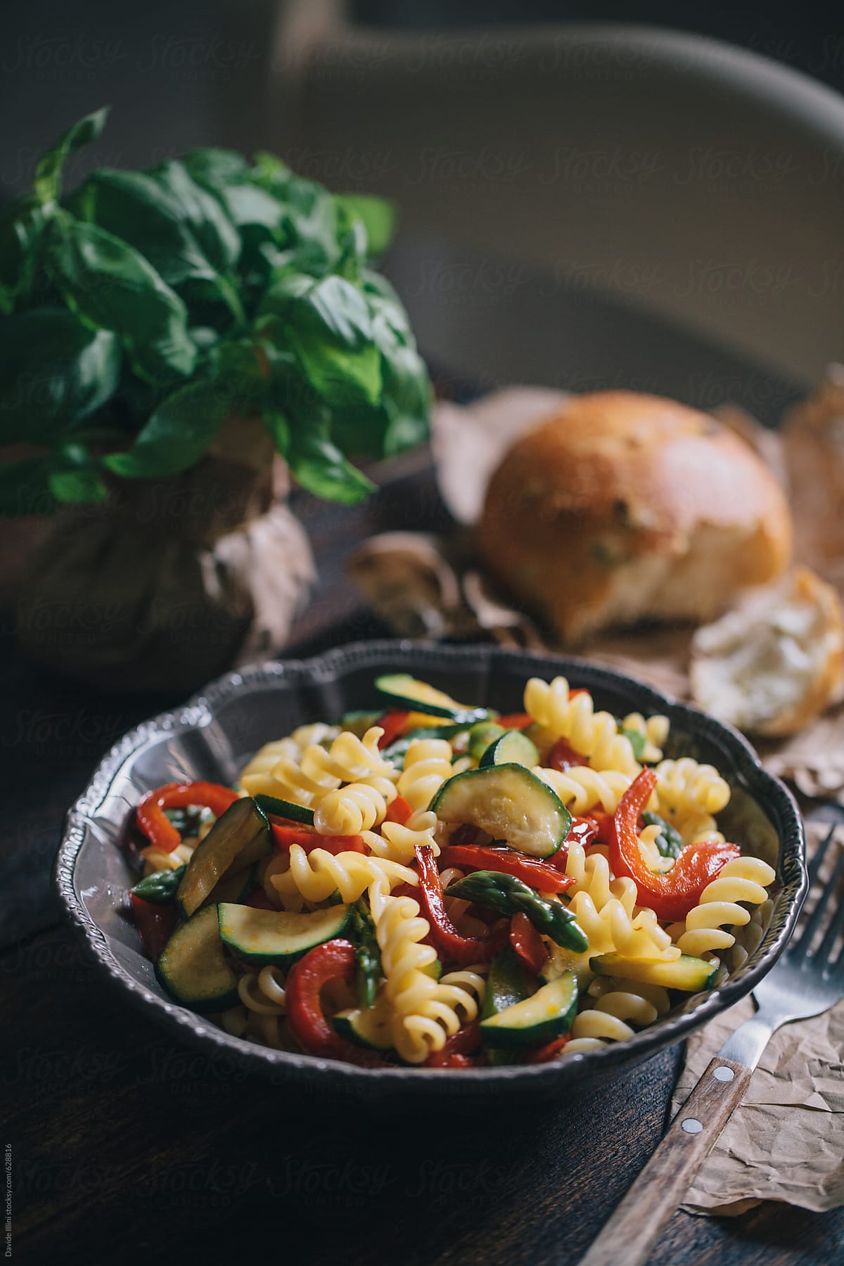 Pasta with asparagus, zucchini and peppers