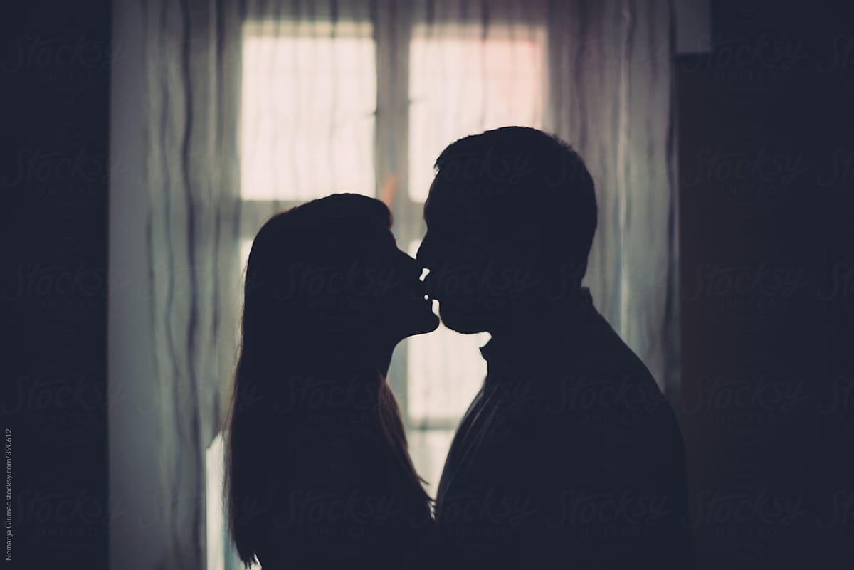 people kissing silhouette