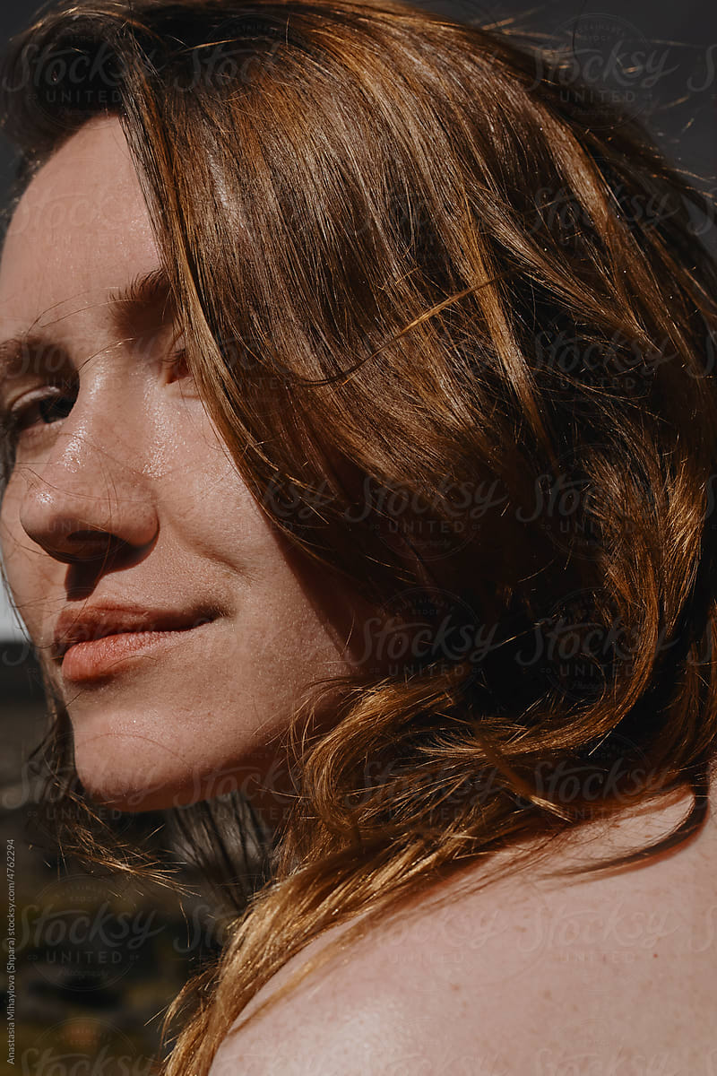 Close Up woman\'s portrait with Red hair and green eyes with sunlight