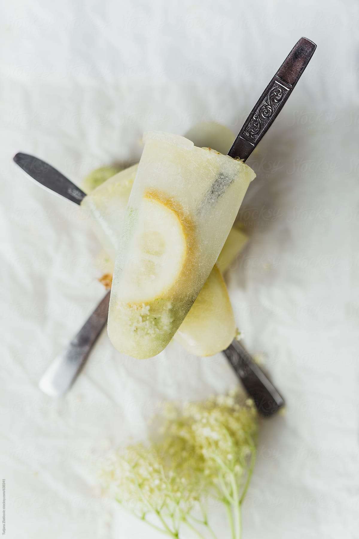 Ice cream with elderflower and lemon