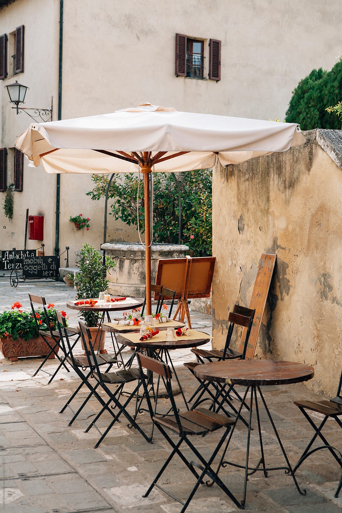 Столики на улице кафе. Уличное кафе. Итальянское кафе. Итальянское летнее кафе. Кафе со столиками на улице.