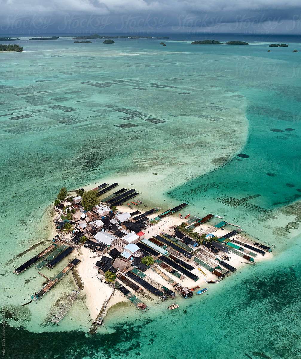 Sea level rise threat, tiny Pacific atoll island heart: climate crisis