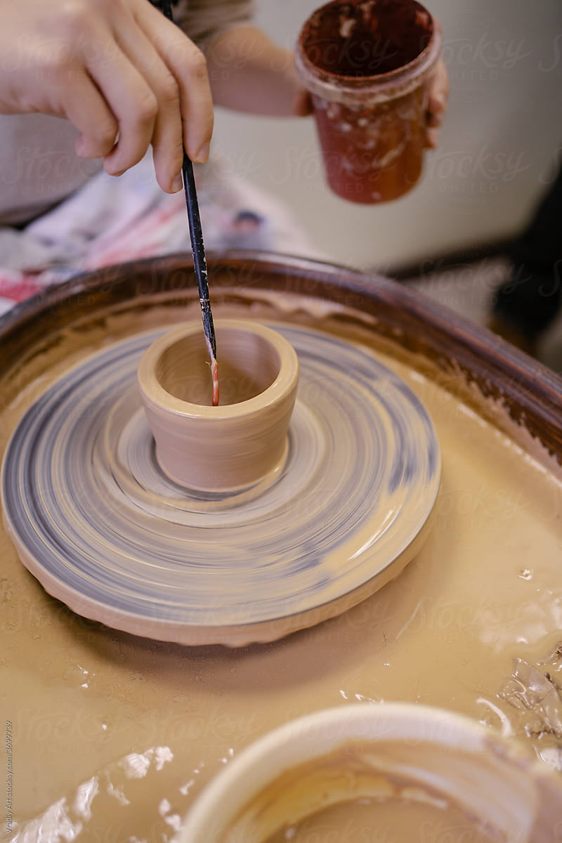Process of painting ceramic pot with red color