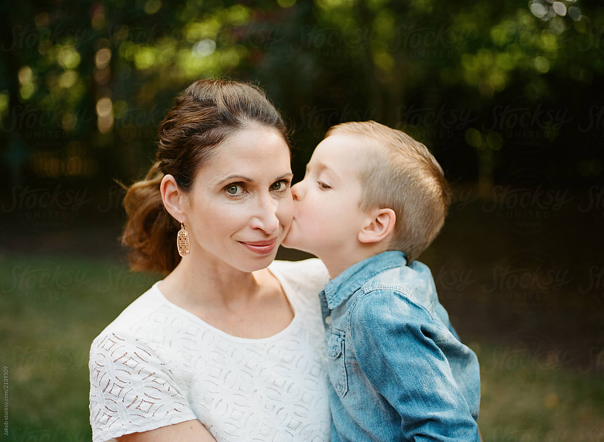 Young Son Giving His Mother A Kiss On The Cheek Del Colaborador De 