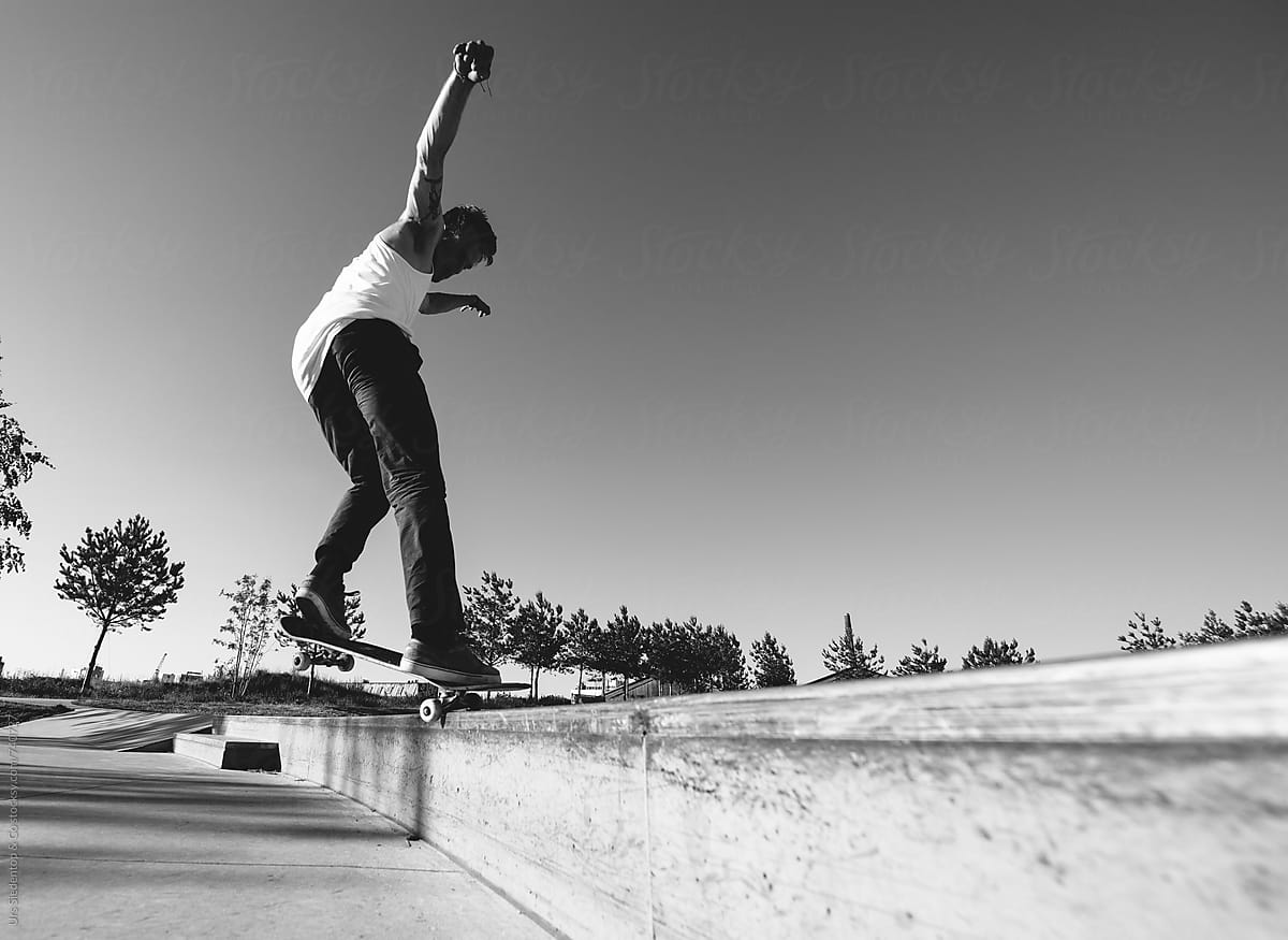 Skateboard Smith Grind on curb