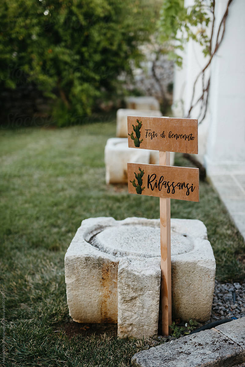 Italian wedding sign with \'Festa di benvenuto\'