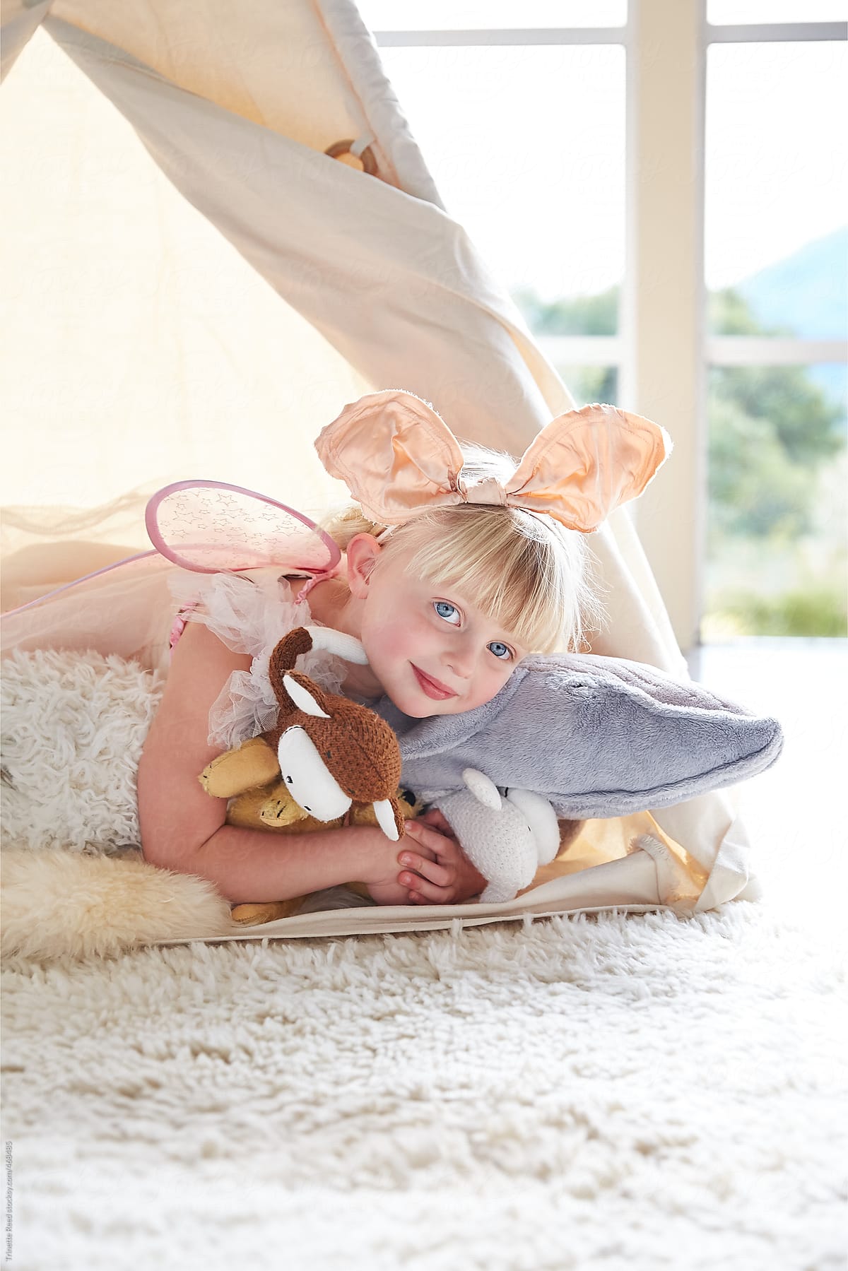 «Cute Little Girl Playing Dress Up In A Tent» del colaborador de ...