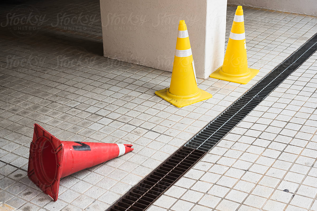 Yellow cones and red cone
