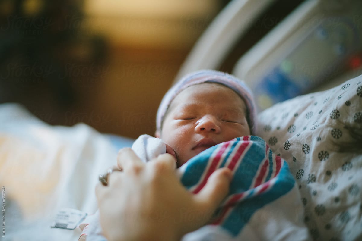 Newborn baby in mom\'s arms at hospital