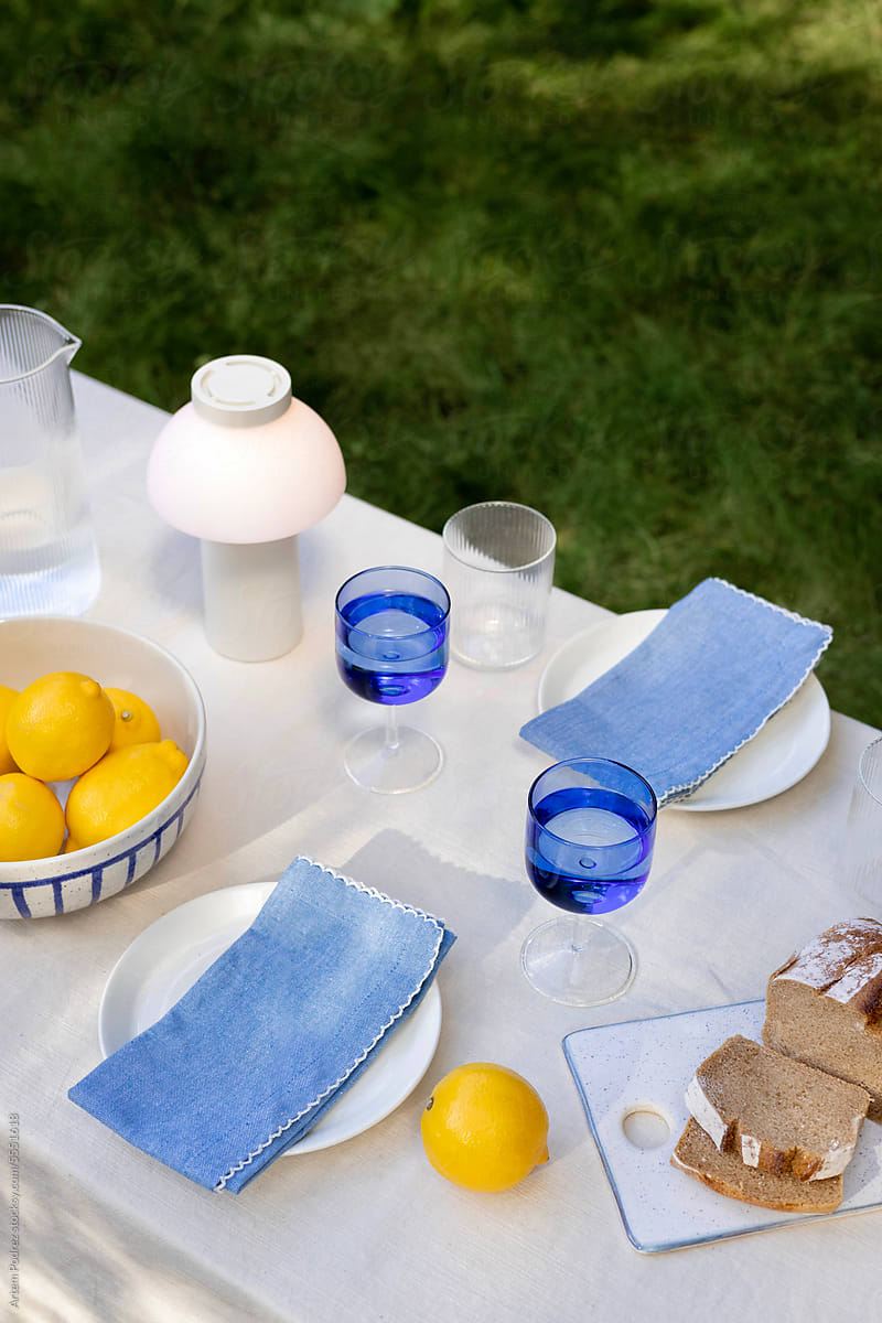 Stylish Al Fresco Dining: Trendy Table Decor for an Outdoor Picnic