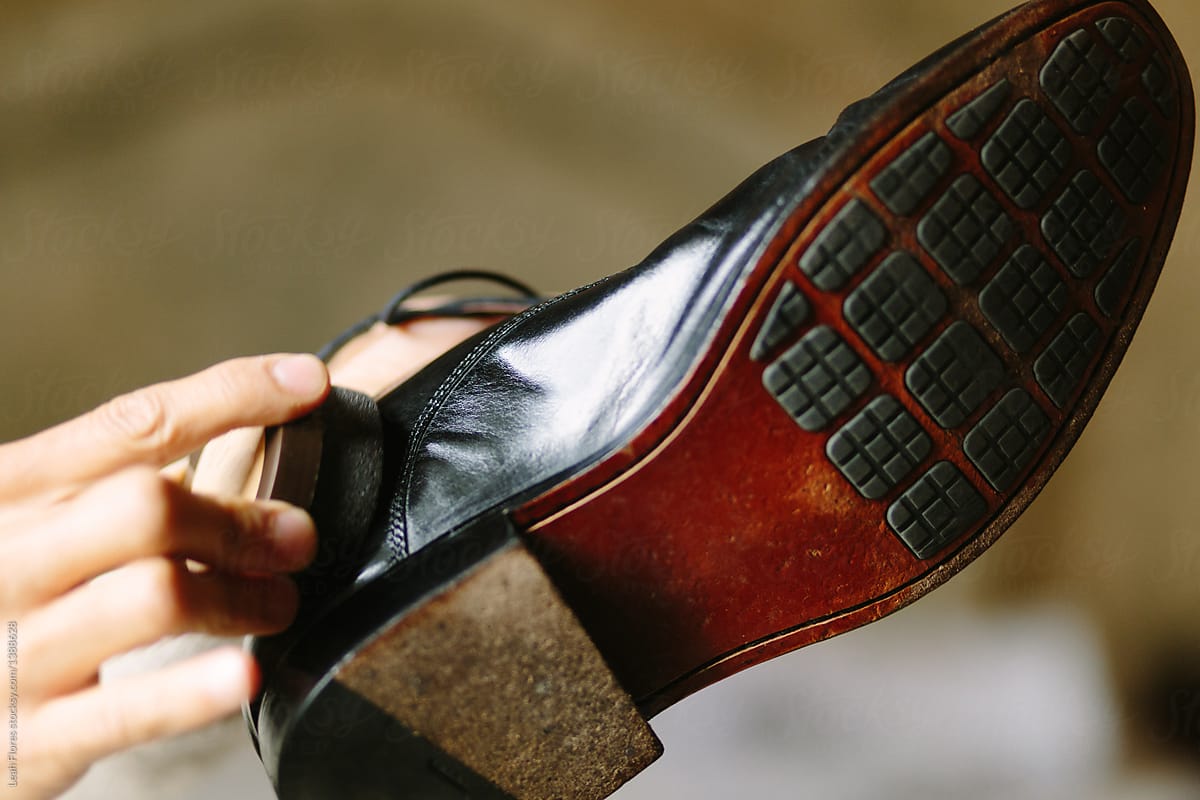 Polishing Men\'s Shoes for Wedding