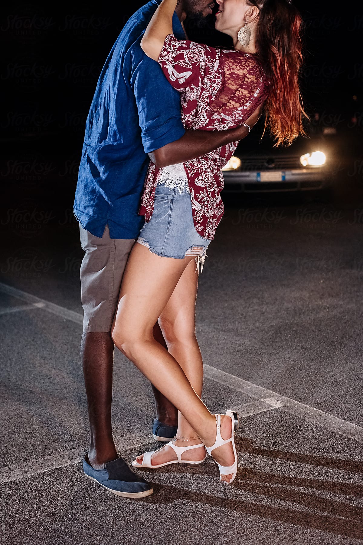 Black Man And A White Woman Kissing On The Street Del Colaborador De