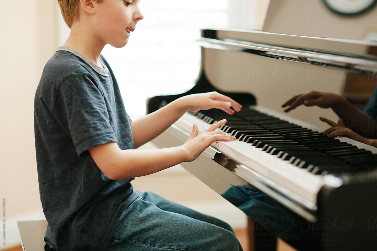 Does he play the piano. Дети играющие на пианино. Дети играющие на фортепиано. Мальчик фортепиано. Ребенок играет на пианино.