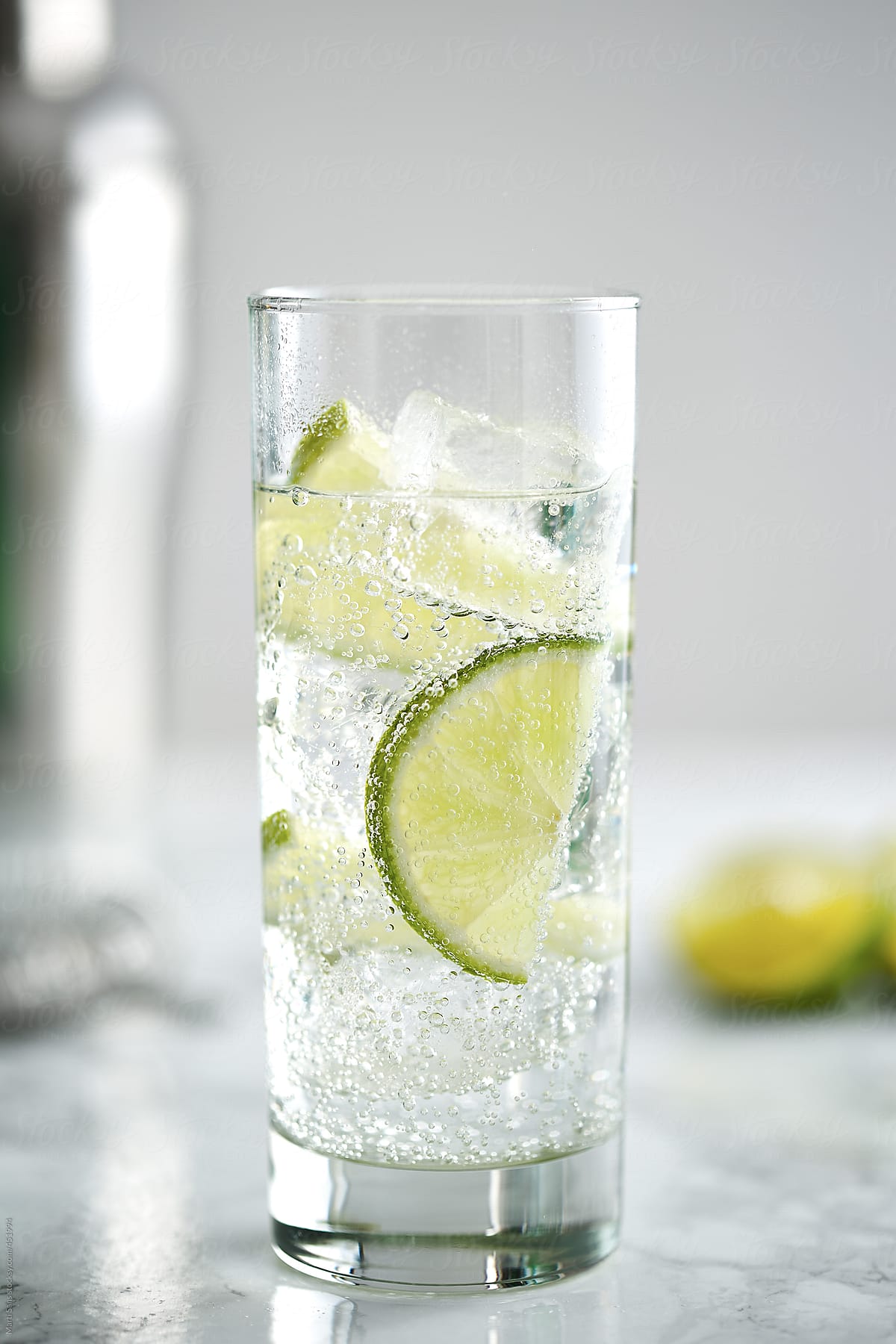 Fizzy gin and tonic cocktail