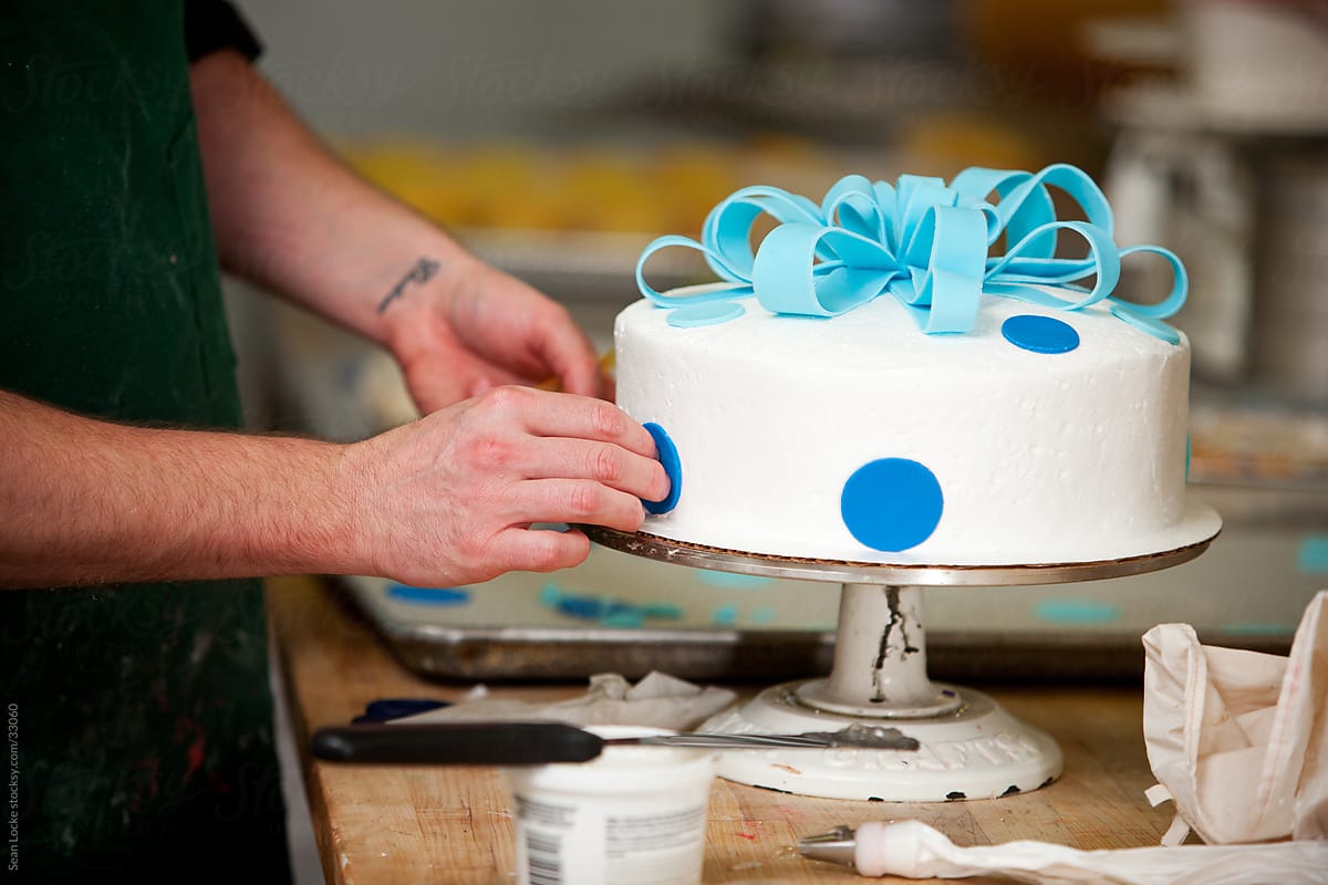 Bakery: Working with Fondant on a Fancy Cake