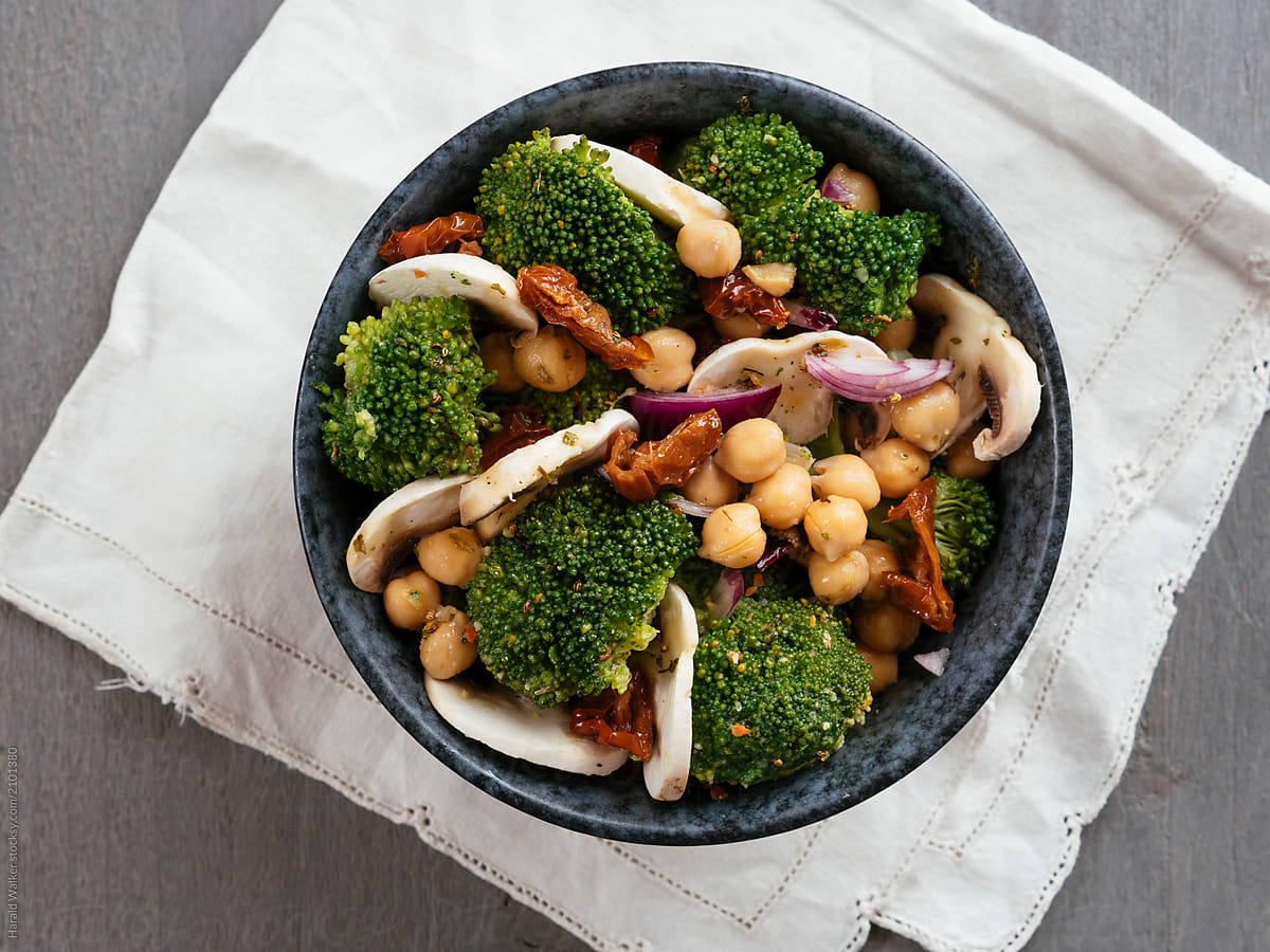 Broccoli Salad with Chickpeas, Mushrooms and Sun-dried Tomatoes
