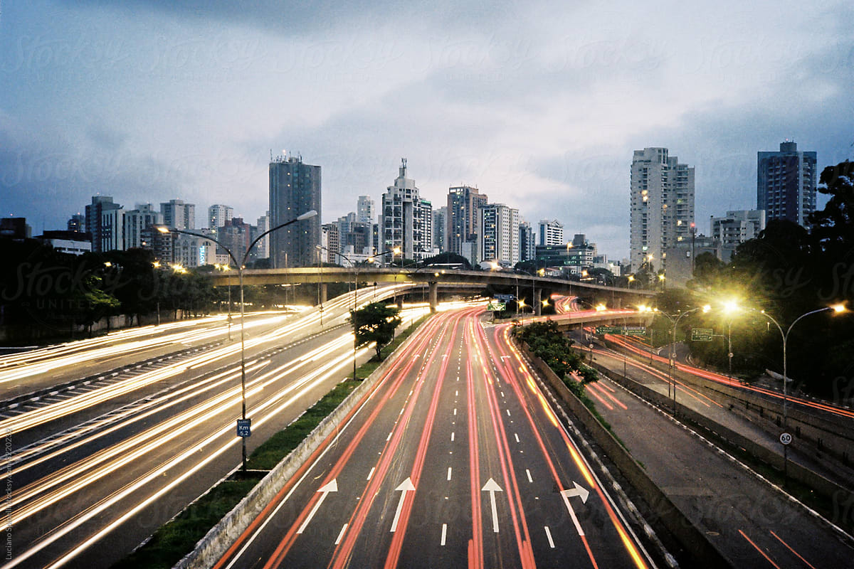 São Paulo\'s highway during rush hour at dusk