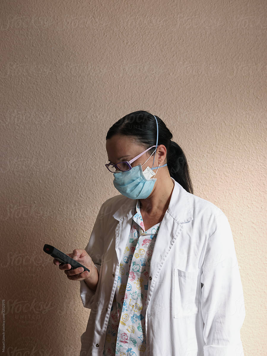 Portrait of nurse with mask an phone