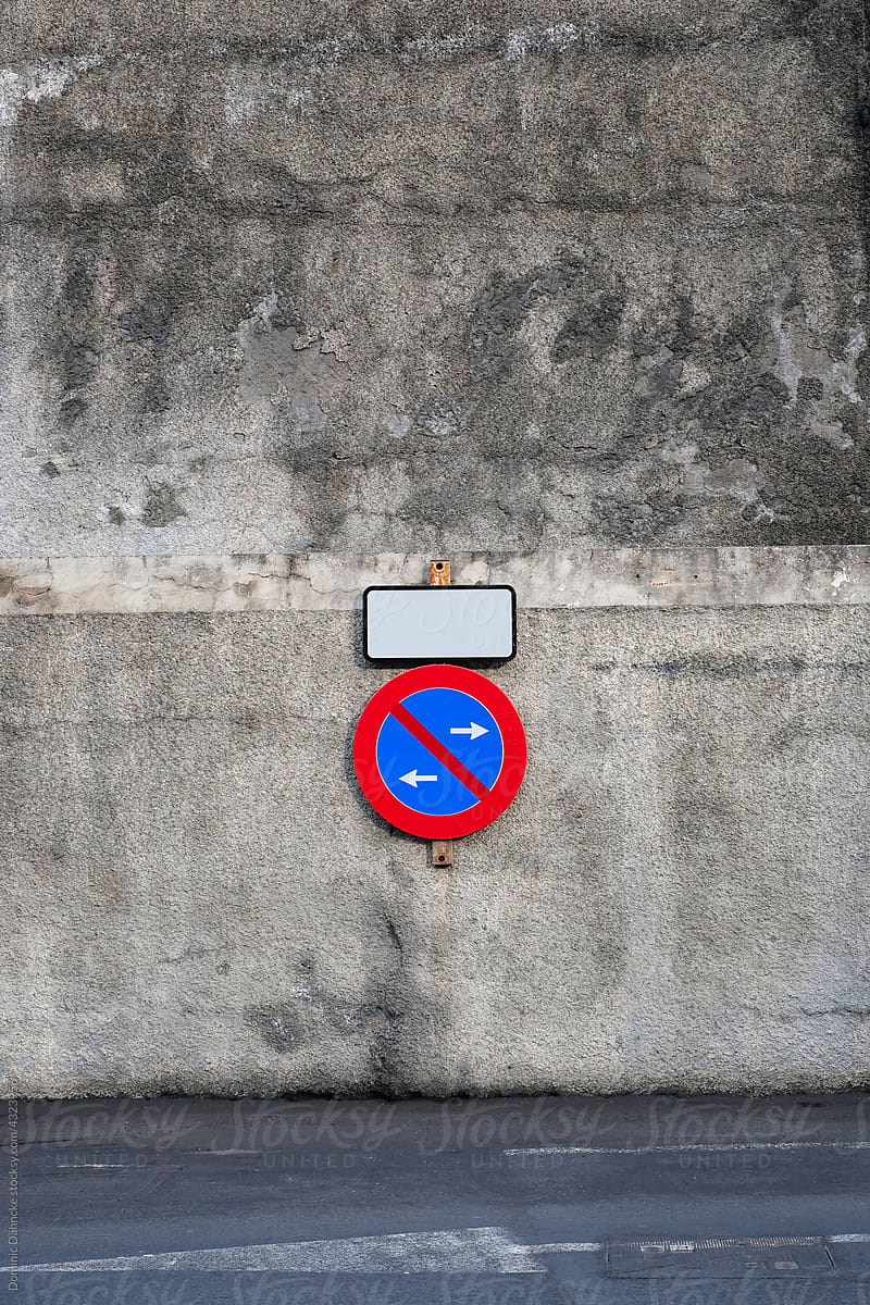 A traffic sign forbidden to park.