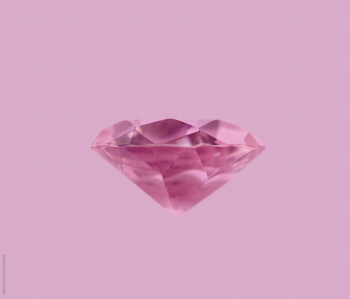 Hình nền hồng kim cương trên nền hồng là sự lựa chọn hoàn hảo để tô điểm cho thiết kế của bạn. Với những hạt kim cương lấp lánh như ngàn sao làm nền cho những chữ cái hay các hình vẽ, chắc chắn sẽ khiến mọi người phải ngắm nhìn lâu hơn.