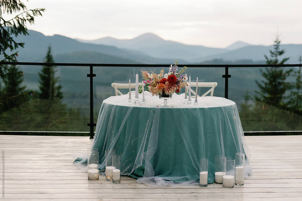 Table arrangement with mountain landscape