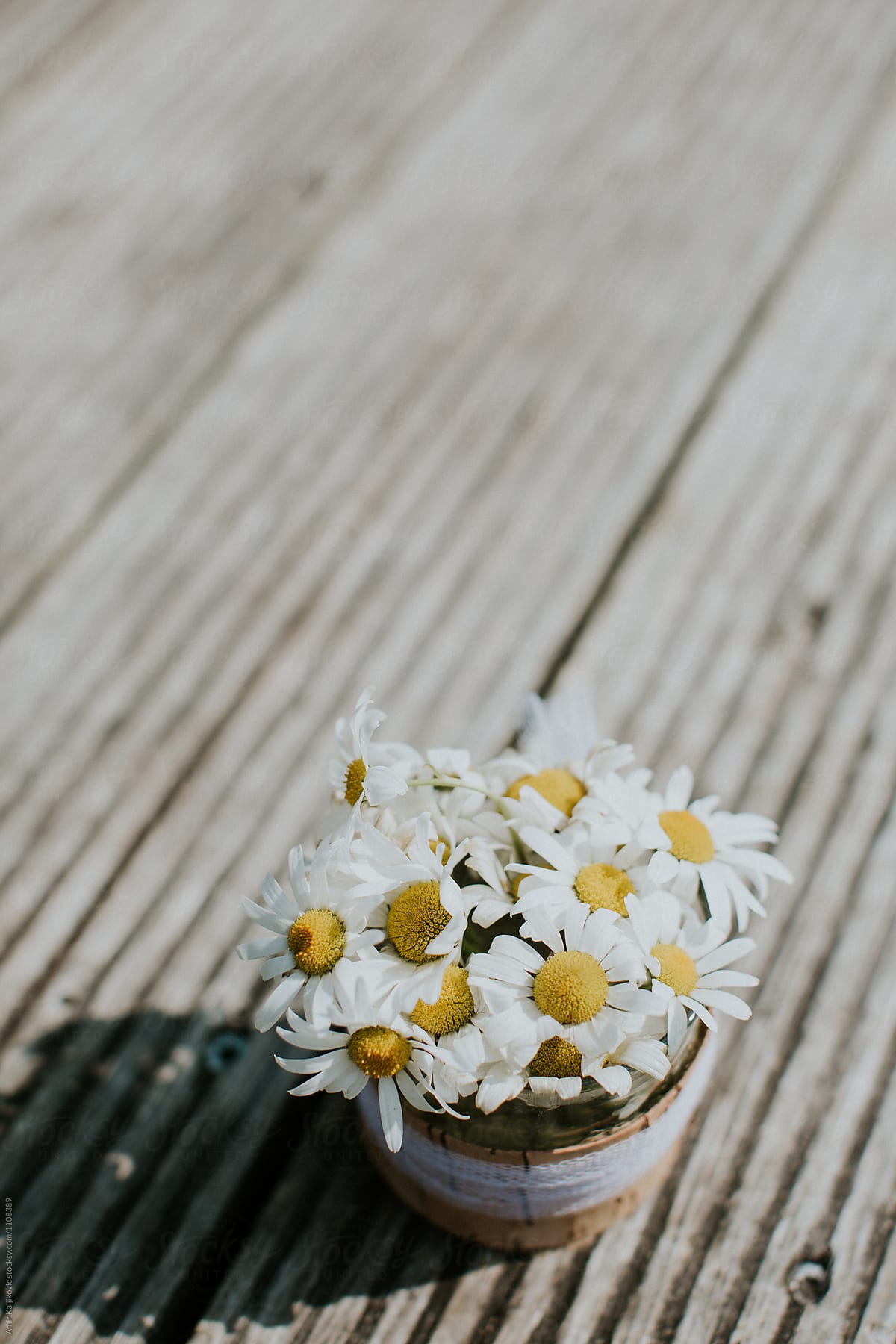 Little bowl of yellow and white flowers