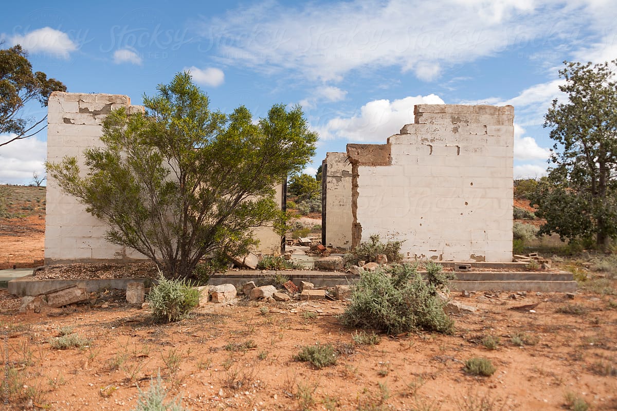 Derelict sandstone cottage in the outback