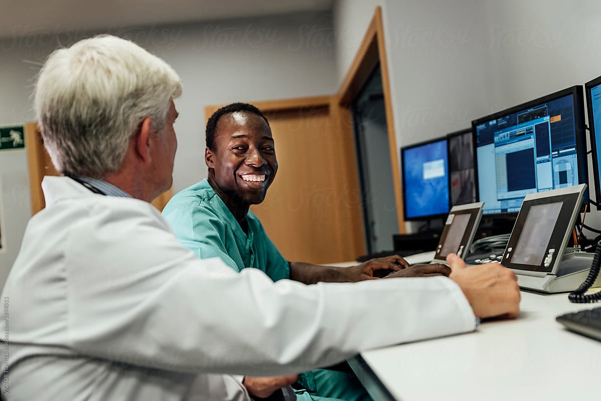 Doctors using computer for procedure