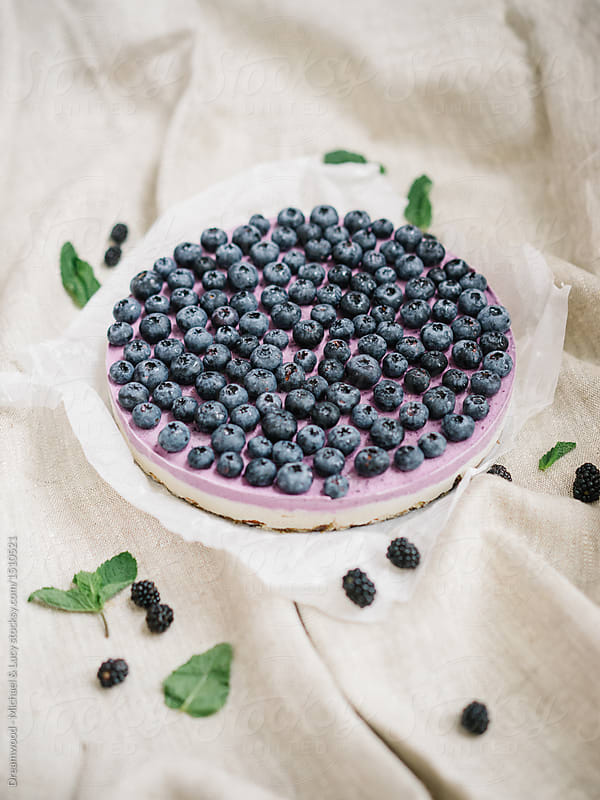 Delicious cheesecake served with berries