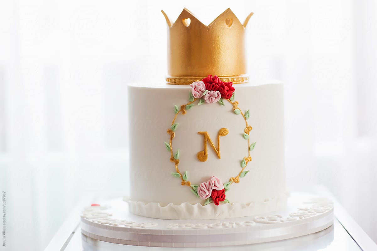 White decorated Queen cake