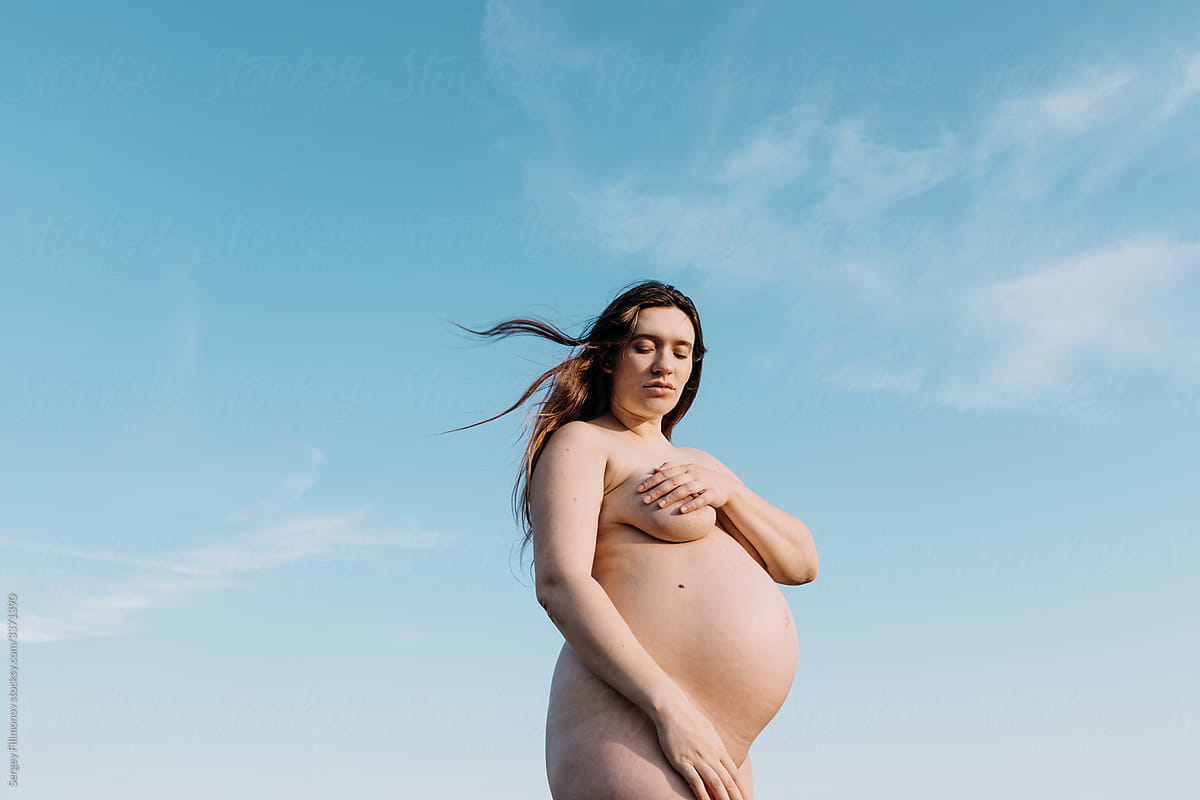 blue pregnant lady naked