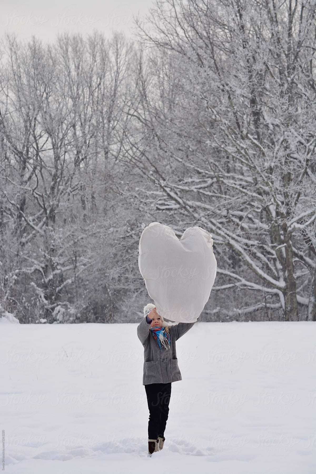 The little girl and a paper balloon
