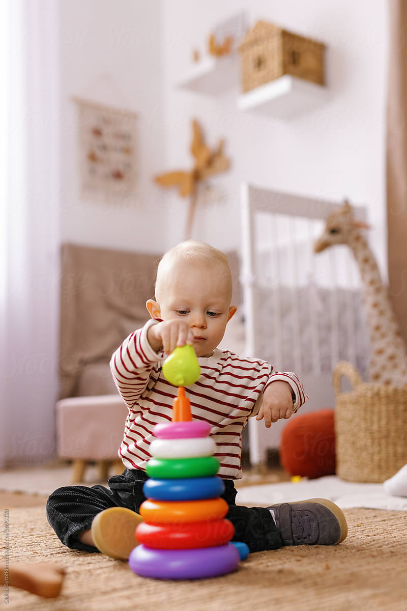 Toddlerhood play alone development toy explore interest mastering