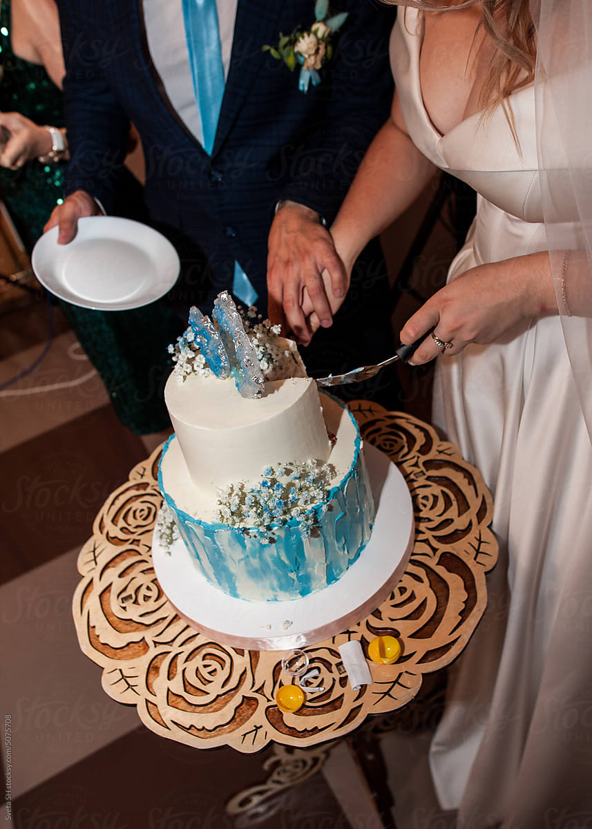 Cuttting the wedding cake.