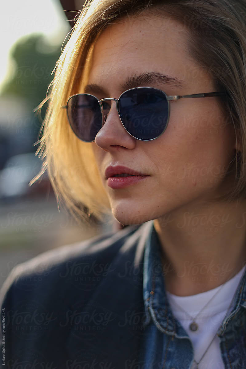 Close-up portrait of blond woman wearing sunglasses on a sunny day