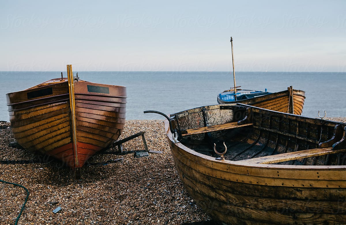 Small wooden fishing boat on the beach … – License image