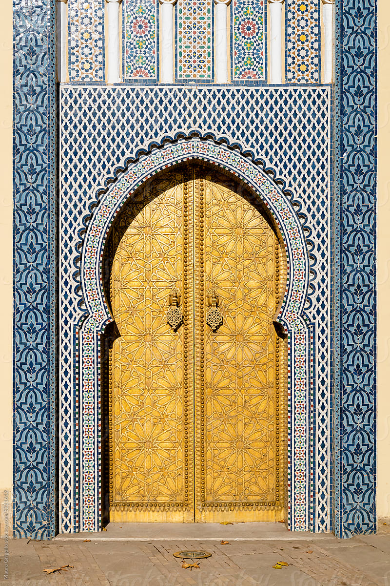Door to the entrance of a Moroccan palace